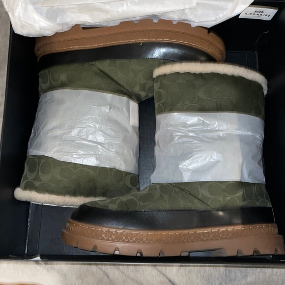 NIB Coach Signature Snow Boots in green size 11 - Picture 1 of 2